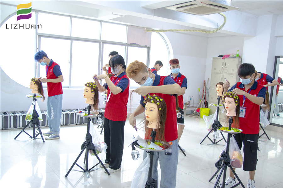 美發(fā)上杠如何加定型水？南寧培訓燙發(fā)課程