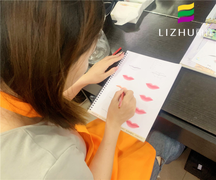 南寧化妝技術(shù)培訓(xùn)班：化妝紙上畫(huà)唇