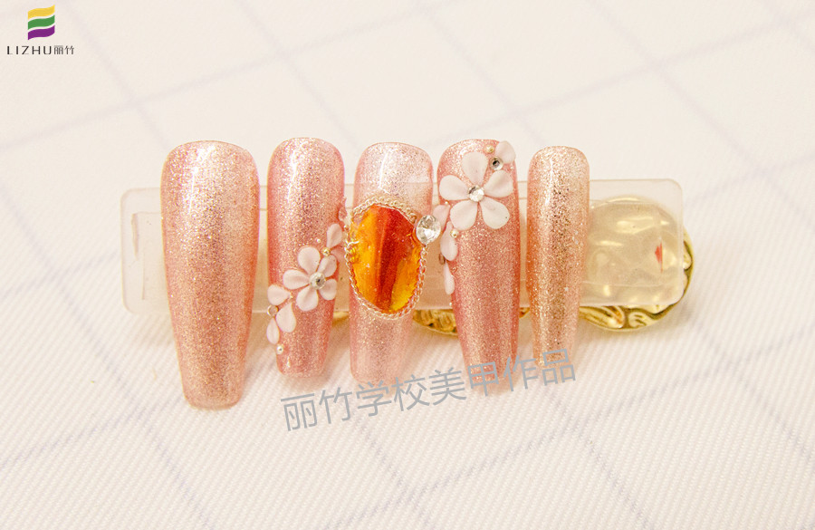 廣西美甲短期培訓班：雕花美甲+新娘美甲+金箔美甲_