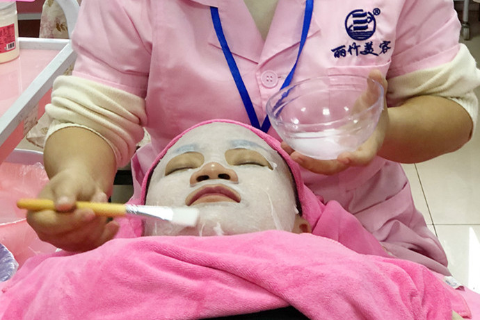 夏日敷水膜的次數(shù)越多越好嗎？南寧美容學(xué)校老師這么說