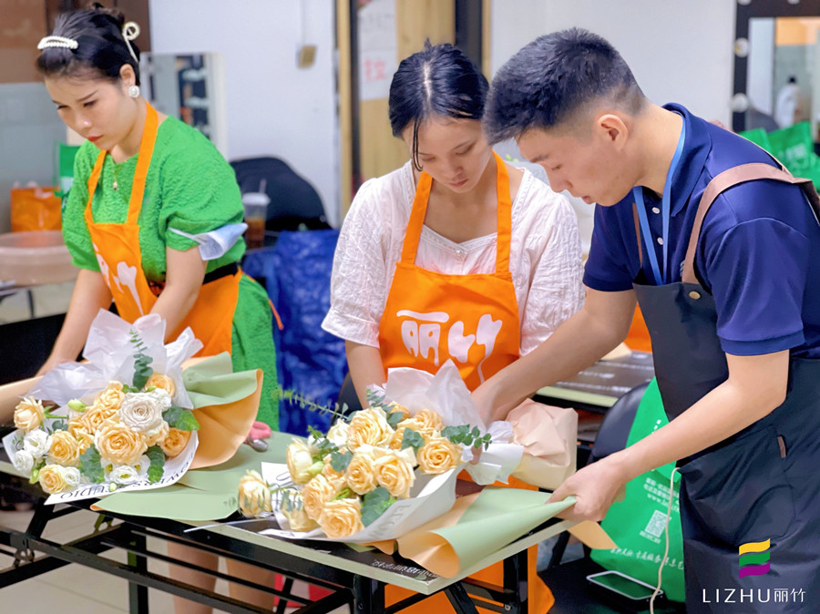 韓式清新花束特點(diǎn)，南寧花藝短期培訓(xùn)班手把手分析