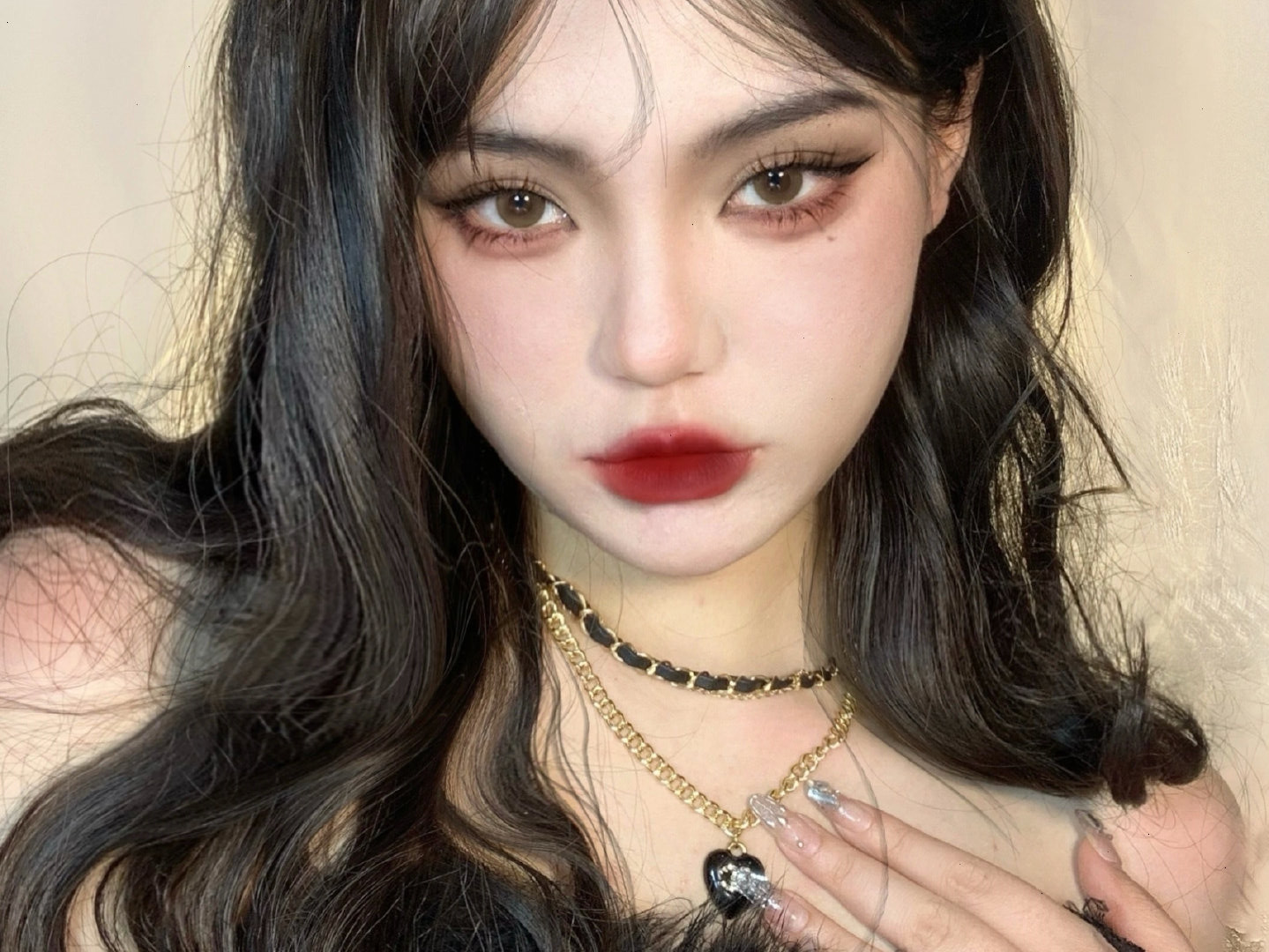 雪地玫瑰妝教程，南寧化妝職業(yè)培訓(xùn)學(xué)校分享