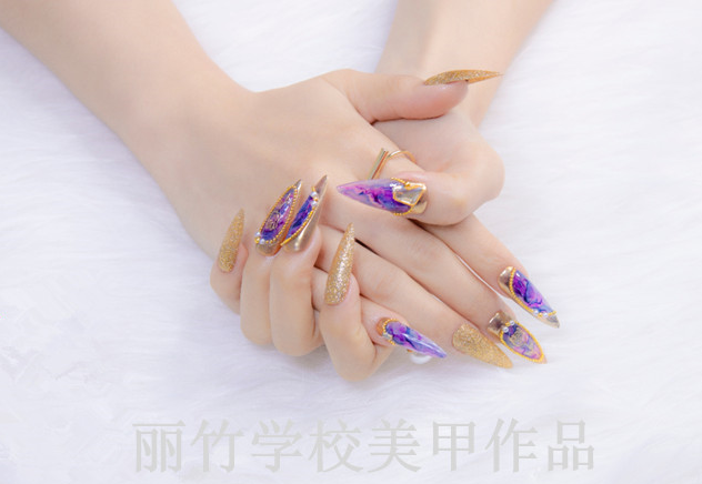尖形甲怎么做才好看？南寧美甲專業(yè)學(xué)校做分析