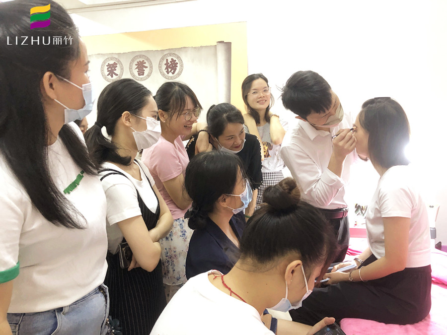 紋眉后怎么修眉才好看？南寧眉眼唇培訓(xùn)學(xué)校教你