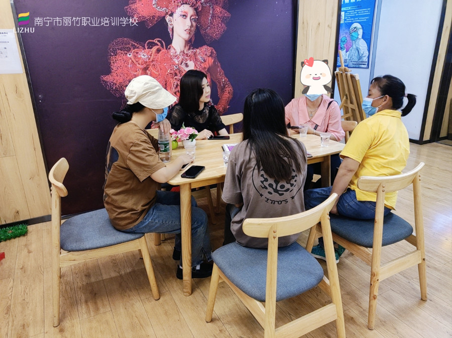 忙！忙！忙！麗竹學(xué)校人氣火爆的招生大廳