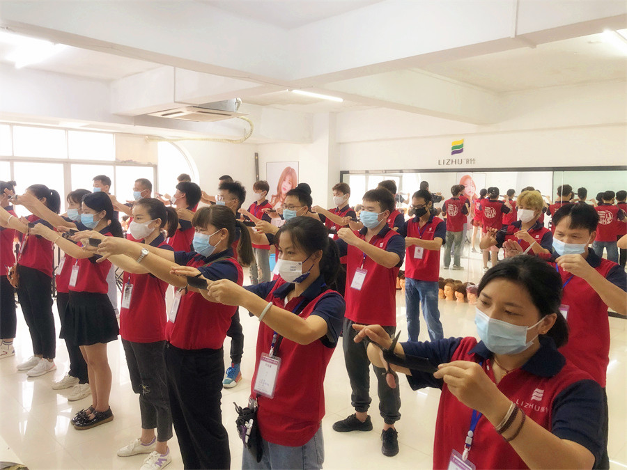 零基礎(chǔ)學(xué)美發(fā)：新手如何練習(xí)用剪刀和梳子？