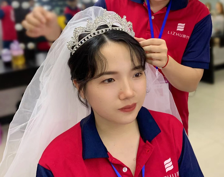 學化妝盤發(fā)基本手法，到麗竹化妝造型學校