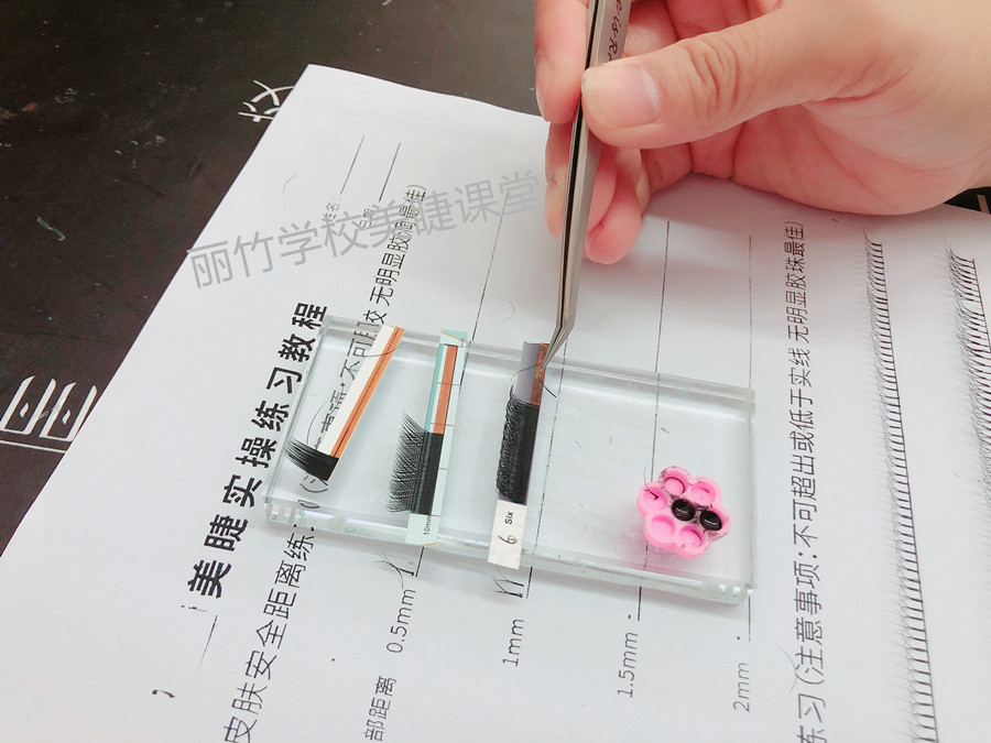 紙上嫁接睫毛，南寧美甲美睫學校學員練習