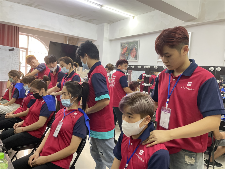 美發(fā)洗護(hù)肩頸按摩注意事項(xiàng) ，廣西美發(fā)學(xué)校培訓(xùn)洗頭