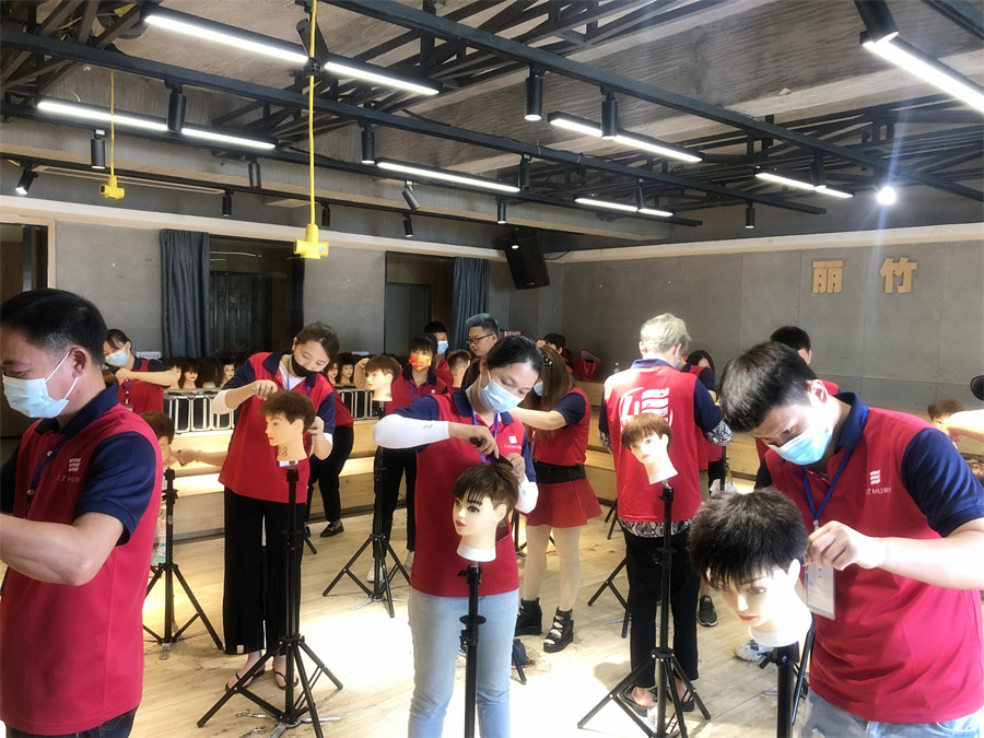 南寧美發(fā)培訓(xùn)學(xué)校朝氣蓬勃的學(xué)習(xí)之旅