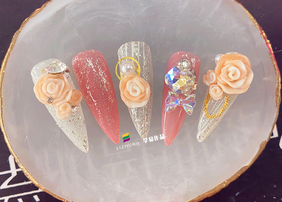 玫瑰雕花美甲作品，告訴你廣西美甲學(xué)校哪家好？