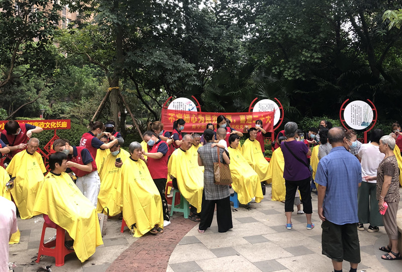 南寧美發(fā)培訓(xùn)班外出實操為居民義務(wù)理發(fā)