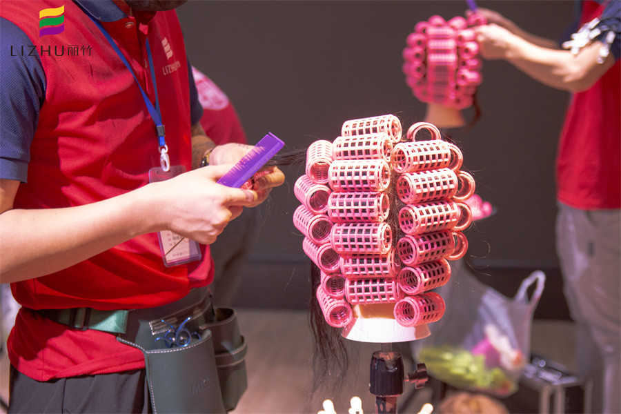 塑料卷發(fā)筒使用方法，廣西南寧專(zhuān)業(yè)燙發(fā)學(xué)校課程