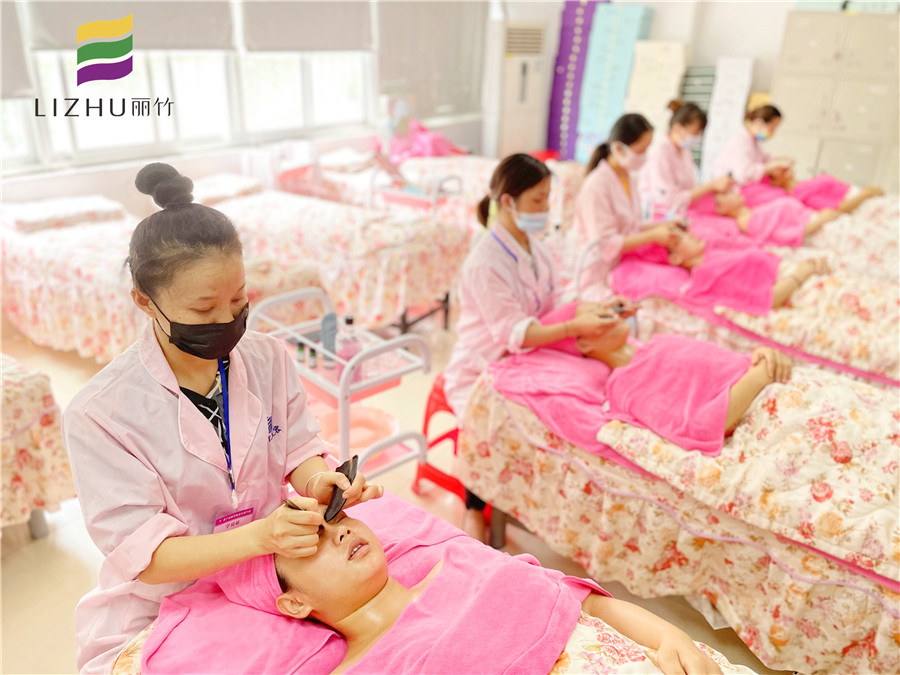 牛角刮痧板面部刮痧，廣西美容面部護(hù)理實(shí)操