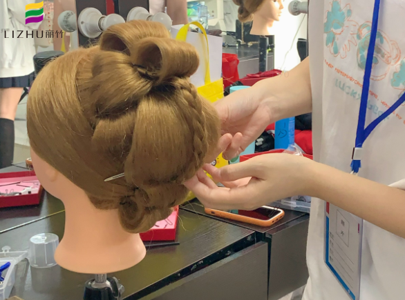 秀禾發(fā)型手打卷教程，南寧化妝盤發(fā)培訓課件