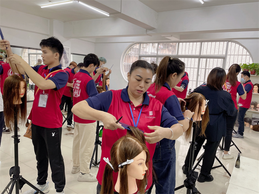 頭發(fā)打薄的技巧，廣西學(xué)理發(fā)剪發(fā)