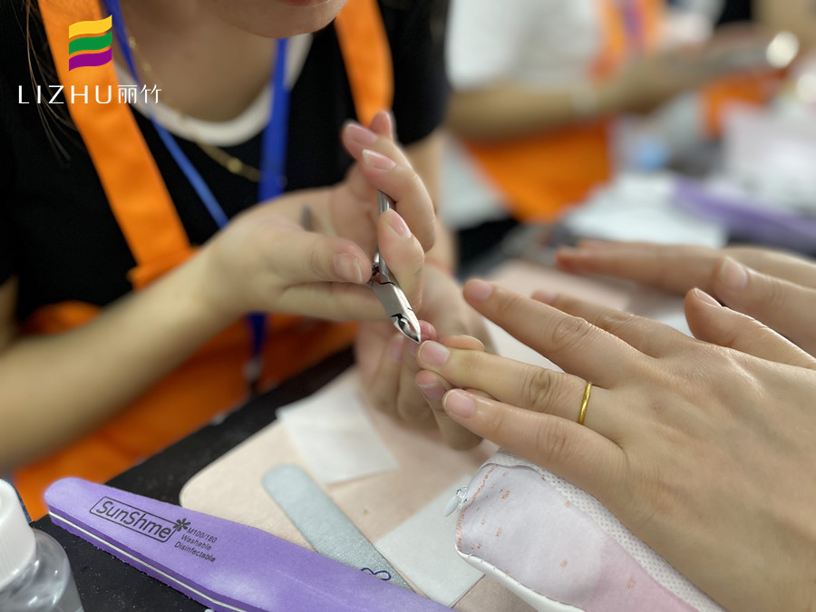 指甲剪太短疼怎么辦？廣西美甲正規(guī)學(xué)校告訴你