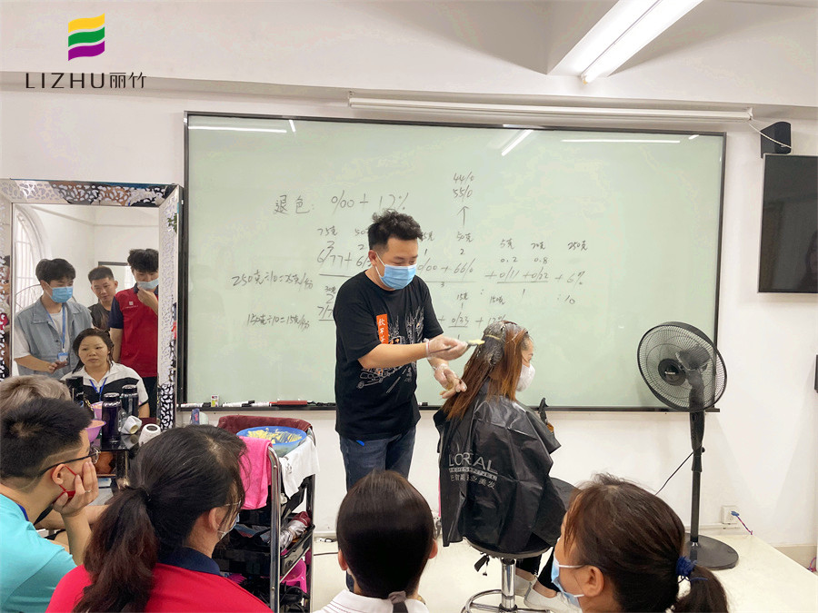 染膏怎么才能涂均勻？廣西染發(fā)培訓(xùn)學(xué)?，F(xiàn)場(chǎng)示范