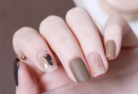 溫柔暖棕秋冬美甲 ??，南寧市美甲學(xué)校讓你成為“小太陽(yáng)”