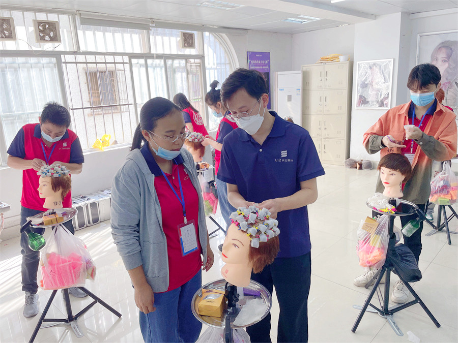 發(fā)根補(bǔ)燙技術(shù)的步驟，南寧燙發(fā)培訓(xùn)學(xué)校課堂實(shí)訓(xùn)