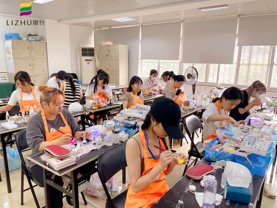 冬天做指甲為什么會(huì)裂？廣西南寧美甲學(xué)校分享原因