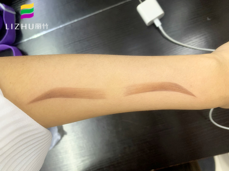 為什么要在手上畫眉？廣西化妝課堂練習(xí)