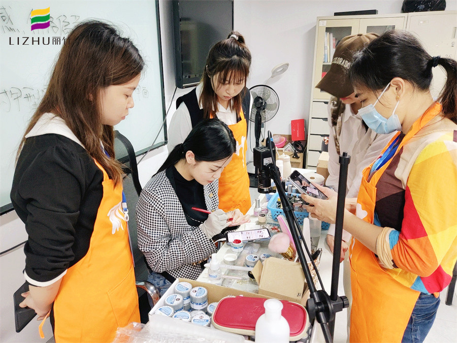 南寧學(xué)美甲要多久？南寧專(zhuān)業(yè)培訓(xùn)美甲師的學(xué)校歡迎你