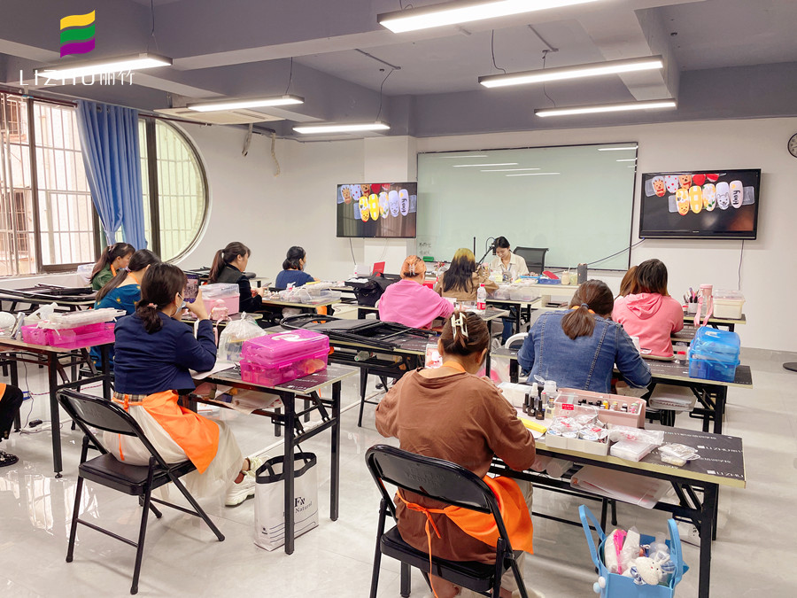 南寧美業(yè)職業(yè)培訓(xùn)學(xué)校-美甲課程介紹