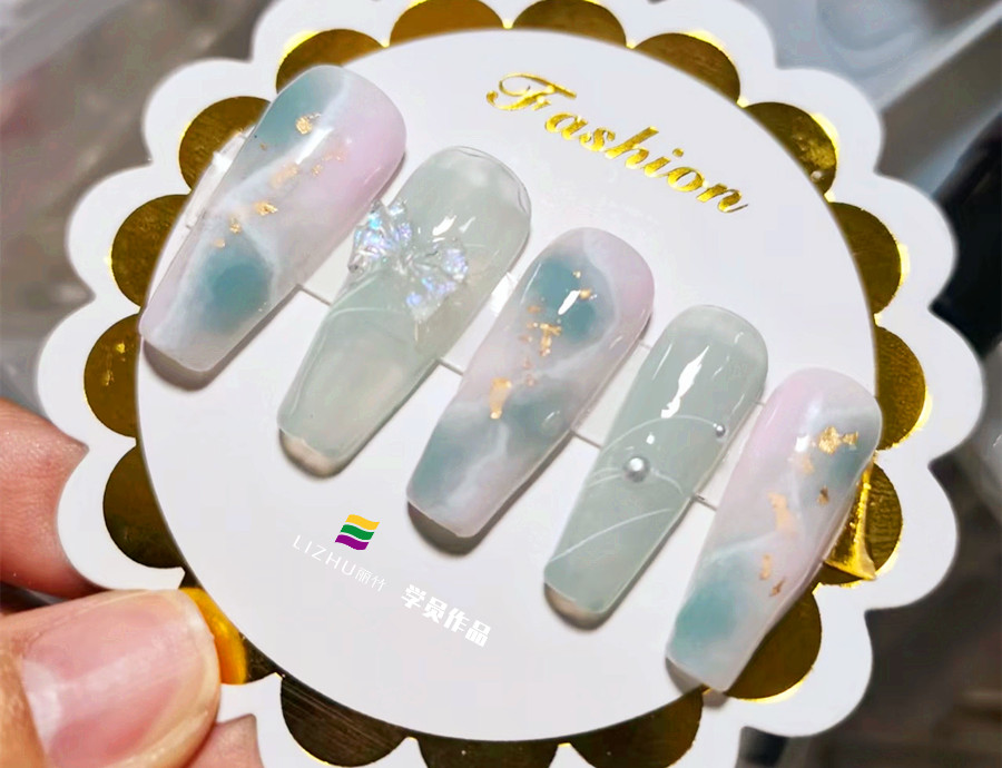 日式彩繪暈染美甲 | 廣西專(zhuān)業(yè)正規(guī)美甲師學(xué)校作品