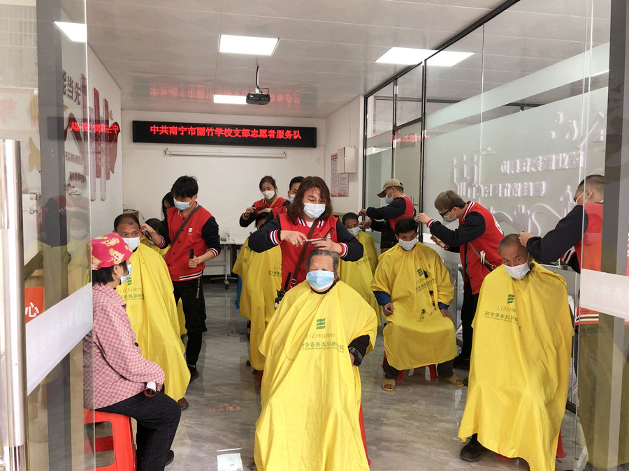 南寧美發(fā)學(xué)校外出理發(fā)活動(dòng)，你煥然一新過大年