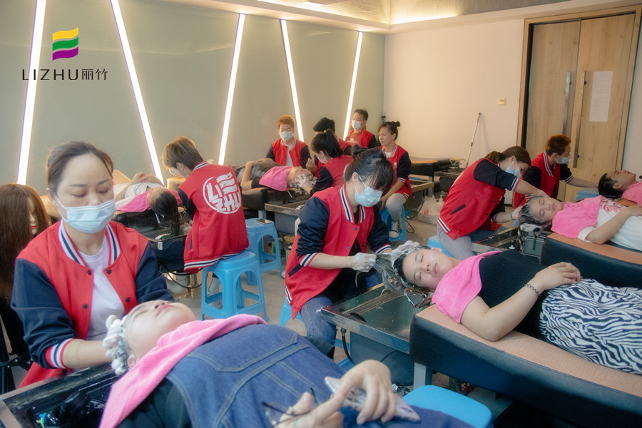 廣西老牌美業(yè)培訓(xùn)學(xué)校告訴你燙過的頭發(fā)怎么剪好看？