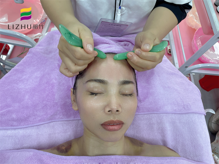 額頭撥筋的手法，廣西皮膚管理學(xué)校分享