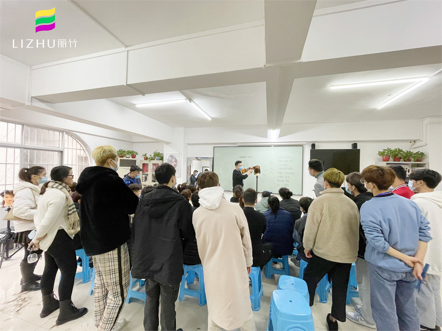 南寧燙染學(xué)校哪里好？南寧學(xué)燙染頭發(fā)多少錢？