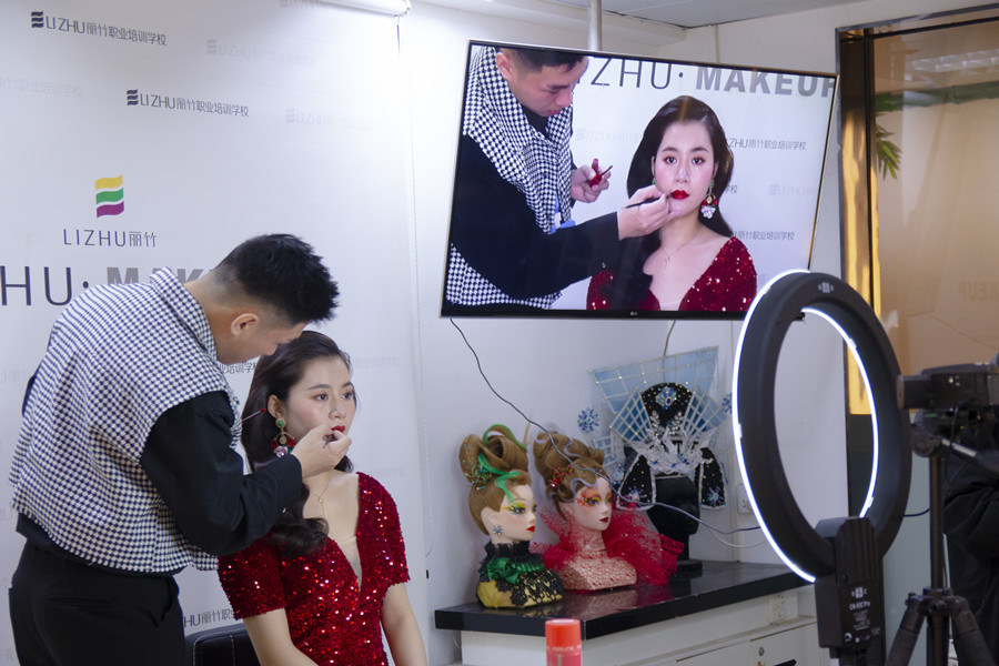 如何正確化底妝？廣西學(xué)化妝基礎(chǔ)告訴你