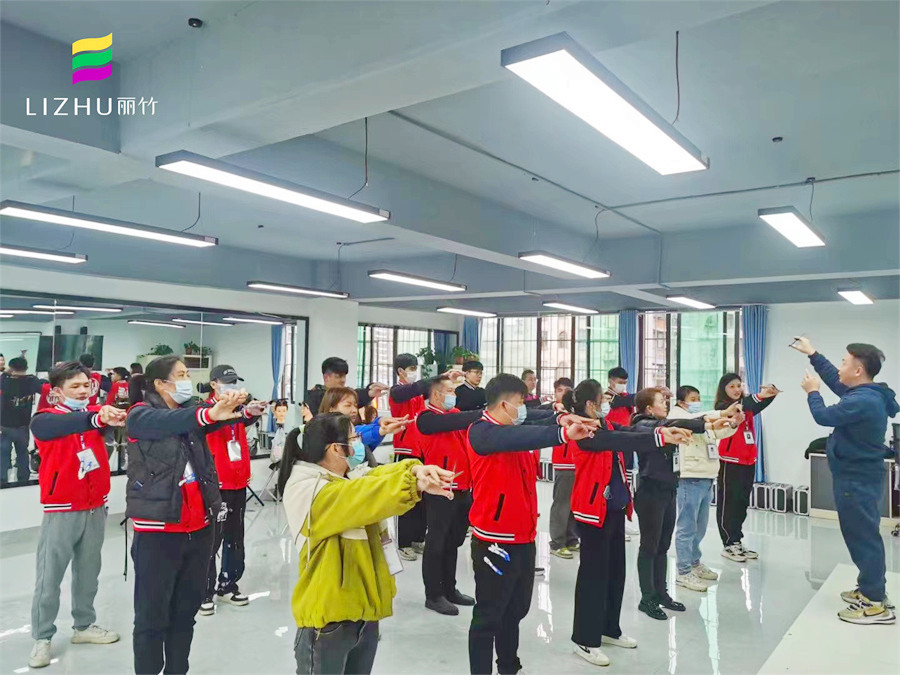 美發(fā)新手的手法練習，南寧理發(fā)課堂練習分享