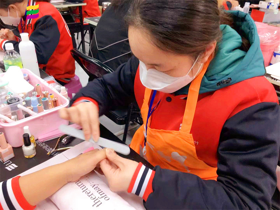 課堂實(shí)況！南寧美甲專業(yè)學(xué)員練習(xí)