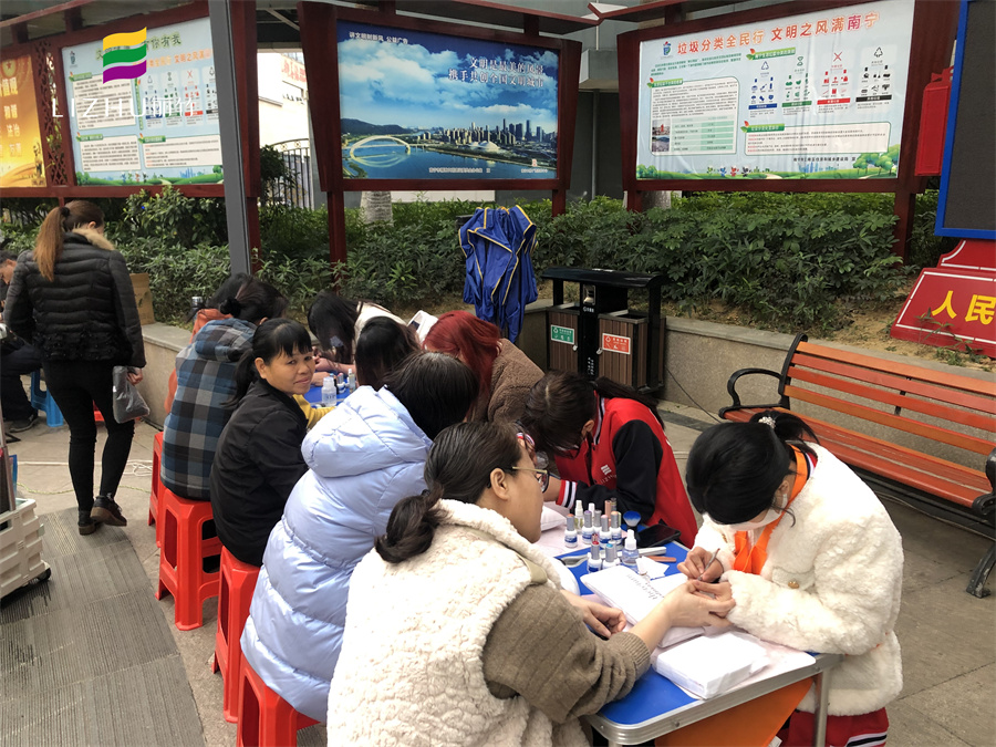 廣西美甲學(xué)校公益美甲進(jìn)社區(qū)，大受居民歡迎