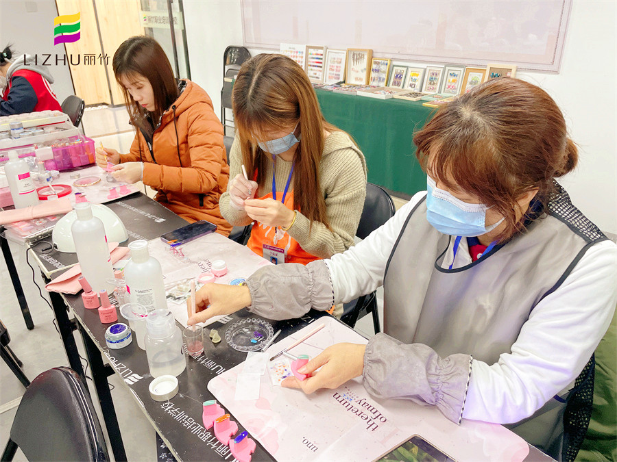 學(xué)美甲有年齡限制嗎？南寧專(zhuān)業(yè)美甲師培訓(xùn)學(xué)校告訴你