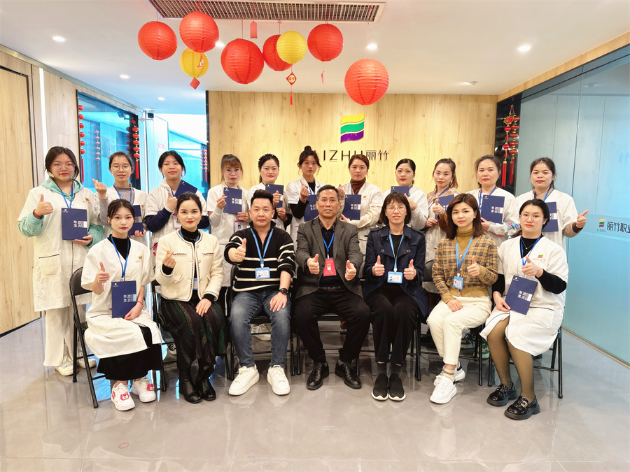 南寧美容培訓(xùn)班畢業(yè)，同學(xué)們，加油！