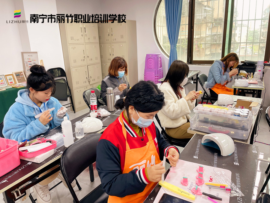 廣西美甲基礎(chǔ)內(nèi)容：經(jīng)常做美甲手會變黑嗎？