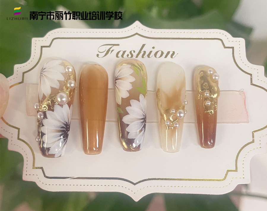 春日手繪花朵美甲，廣西美甲速成班營(yíng)造春之浪漫