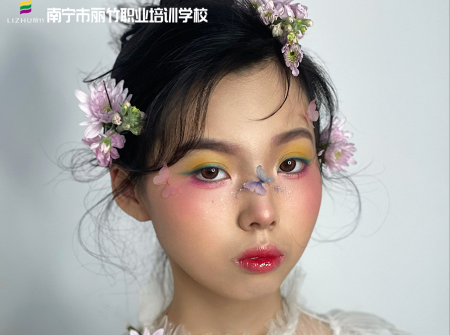 森系鮮花新娘造型，南寧新娘化妝學(xué)校作品