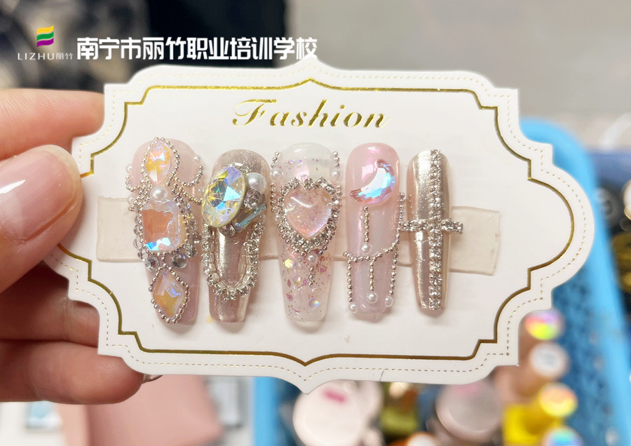 堆鉆美甲，零基礎(chǔ)學(xué)美甲在南寧