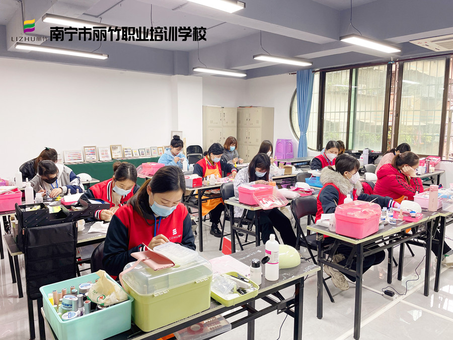 南寧學(xué)美甲哪里可以進(jìn)修？麗竹學(xué)校美甲專業(yè)