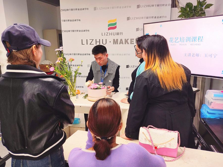 廣西學花藝插花：韓式花盒的顏色搭配