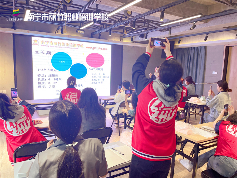 開班啦！直擊南寧美睫學(xué)校課堂實(shí)況