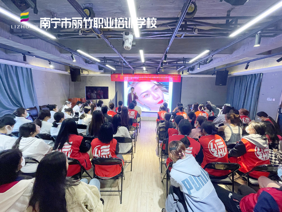 廣西學紋眉技術(shù)：生理鹽水對紋眉的重要性