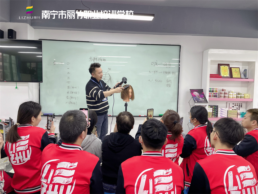 成功美發(fā)師具備哪些條件？南寧美發(fā)理發(fā)培訓(xùn)