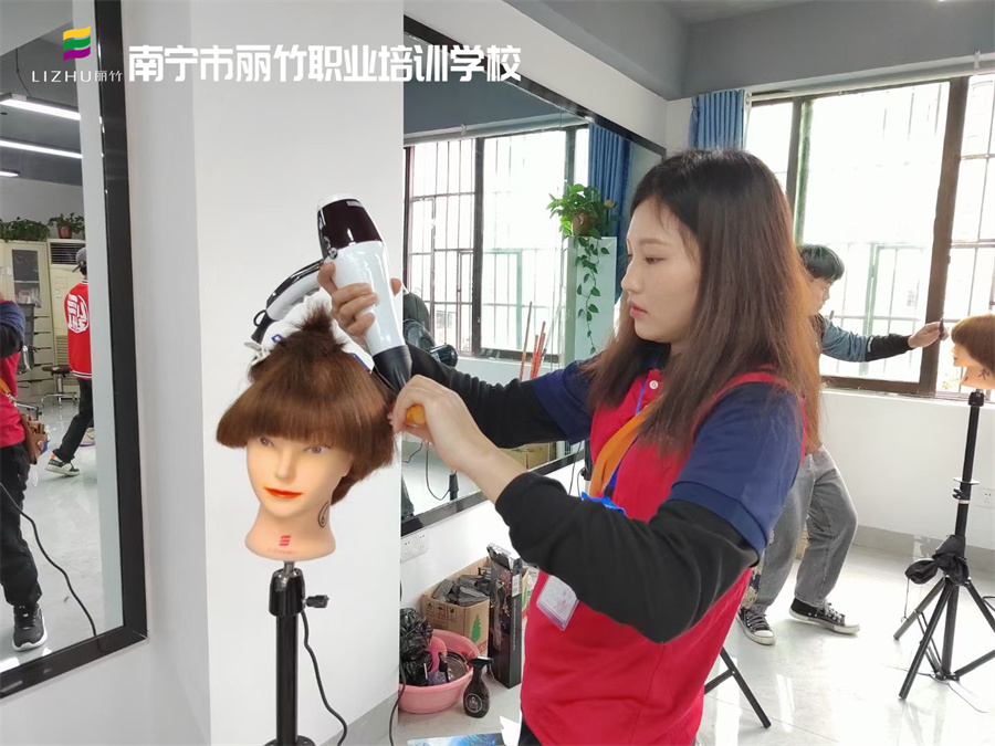 廣西學(xué)吹風(fēng)造型、廣西美發(fā)吹風(fēng)培訓(xùn)