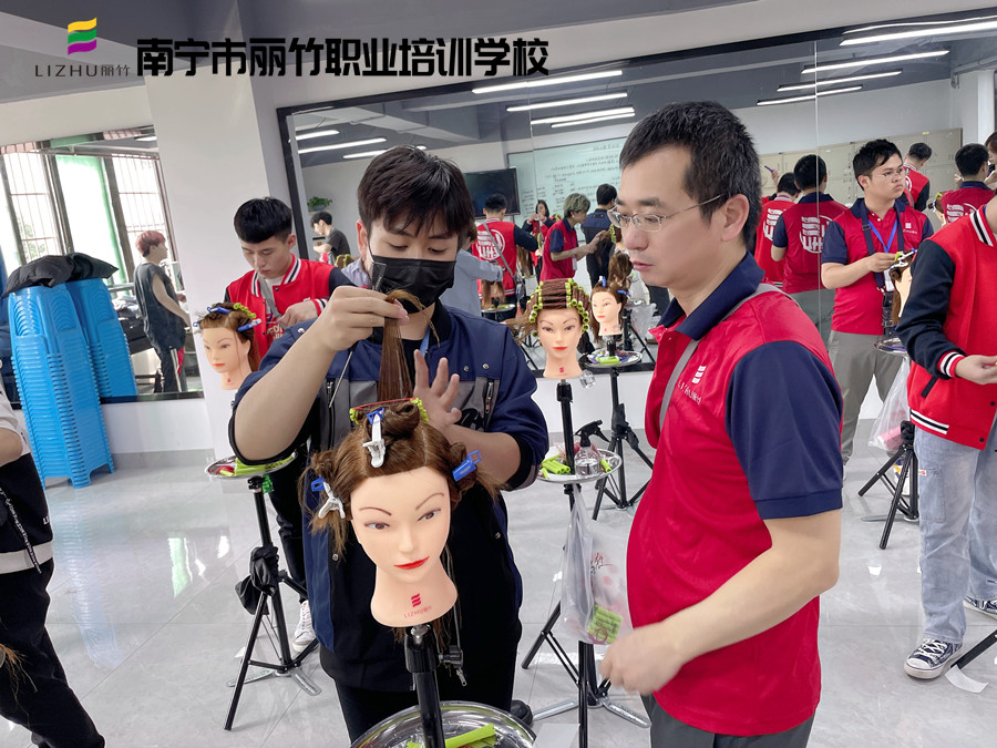 美發(fā)怎么卷杠紙？南寧美發(fā)卷發(fā)學(xué)校實訓(xùn)展示